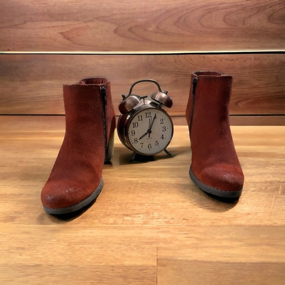 Clarks Women's Pause
Camelia Boot Size 8M Block
Heel Chelsea Red Suede Pull
On - Picture 2 of 12